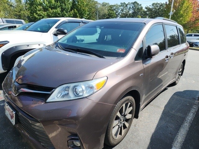 2018 Toyota Sienna XLE photo 2