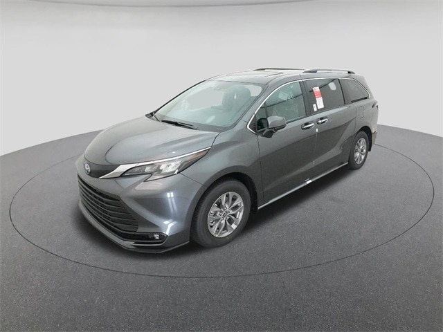 2025 Toyota Sienna XLE's photo