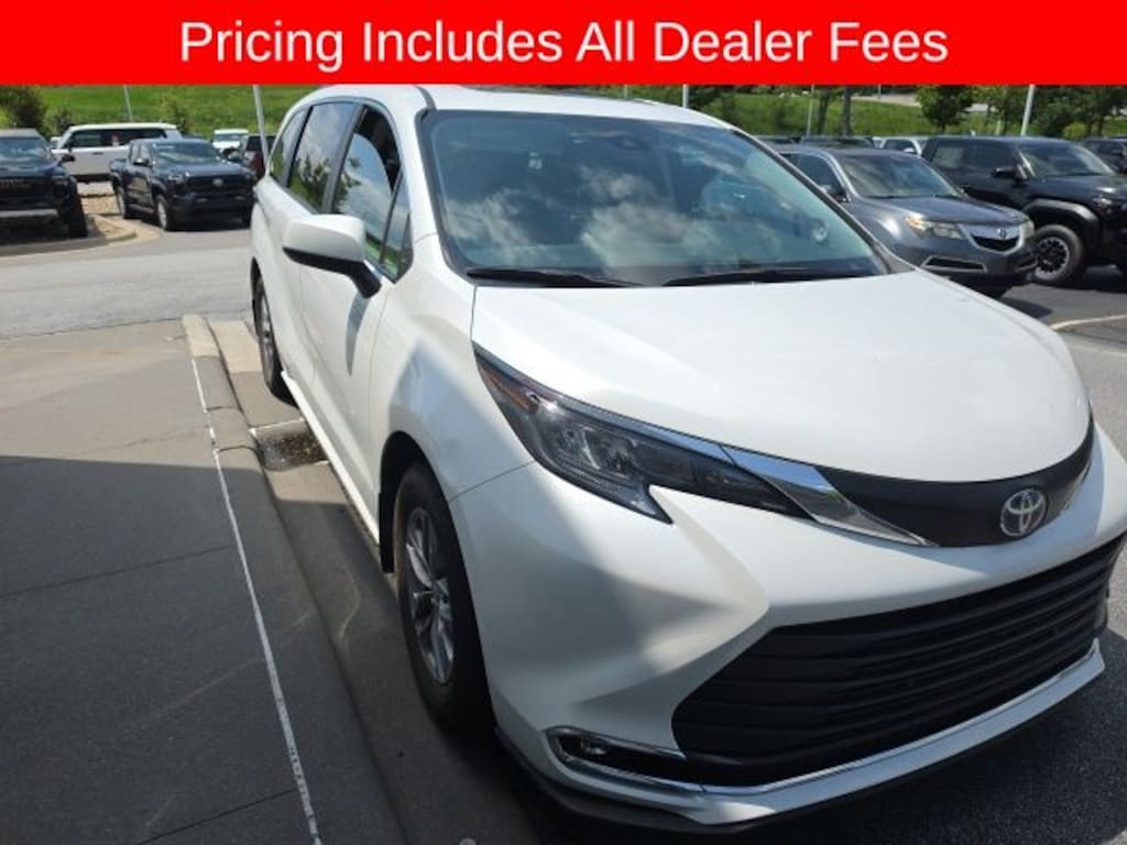 Used 2024 Toyota Sienna XLE Minivan/Van