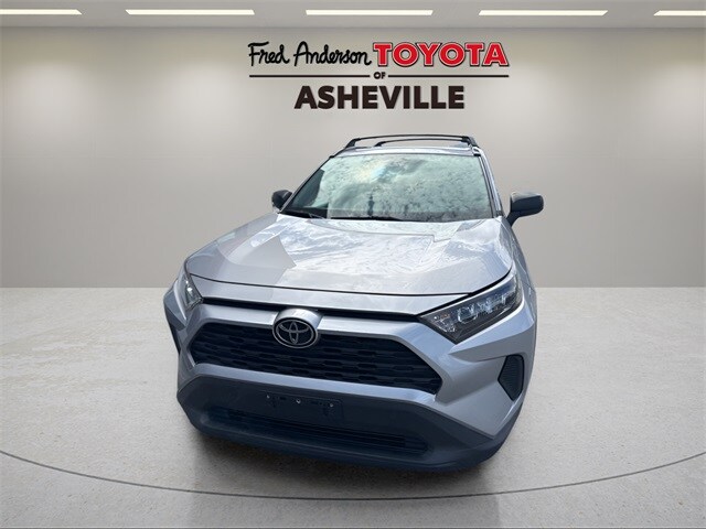 2020 Toyota RAV4 LE photo 3