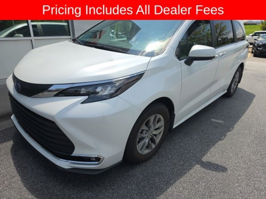 Used 2024 Toyota Sienna XLE Minivan/Van