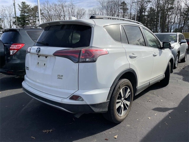 2017 Toyota RAV4 XLE photo 4