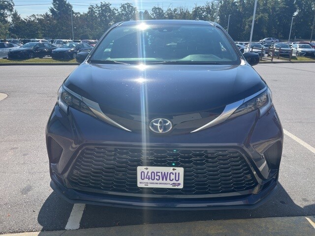 2021 Toyota Sienna XSE photo 2