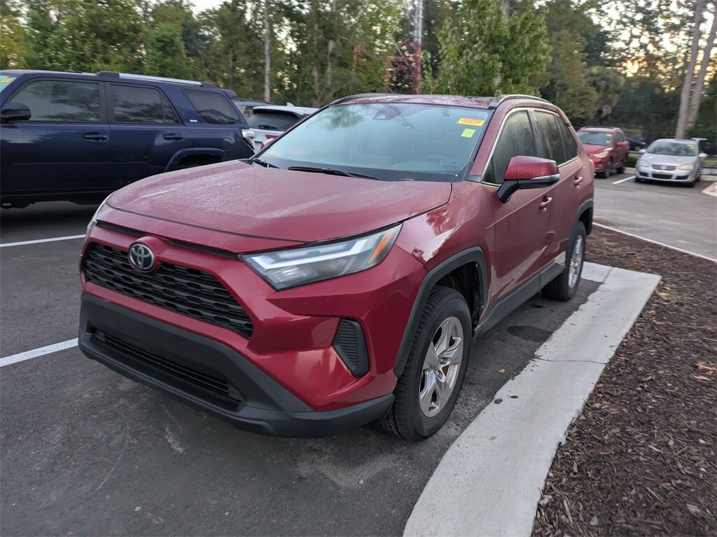2022 Toyota RAV4 XLE photo 2