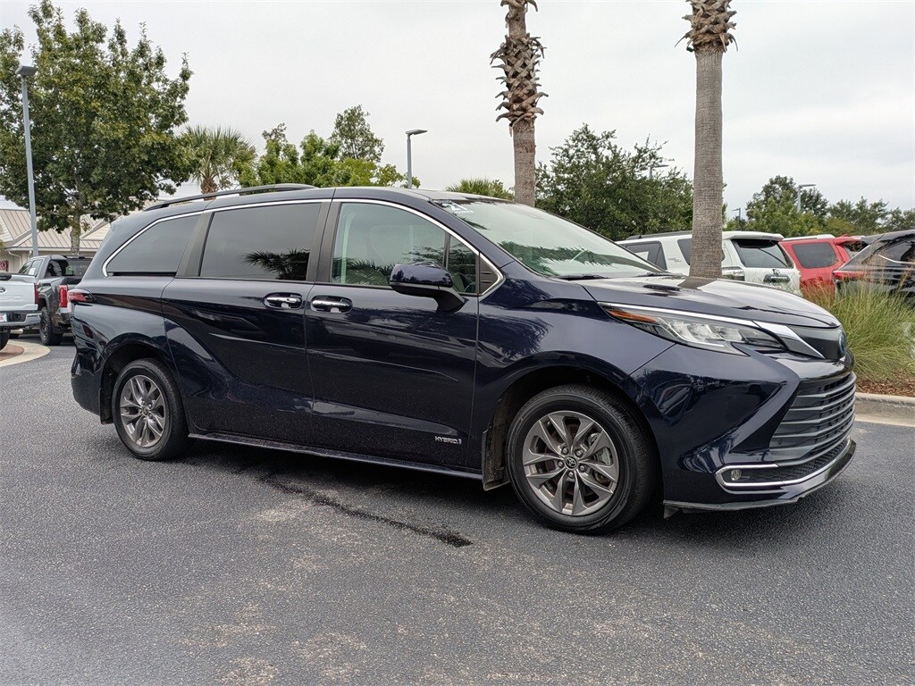 2021 Toyota Sienna XLE photo 2