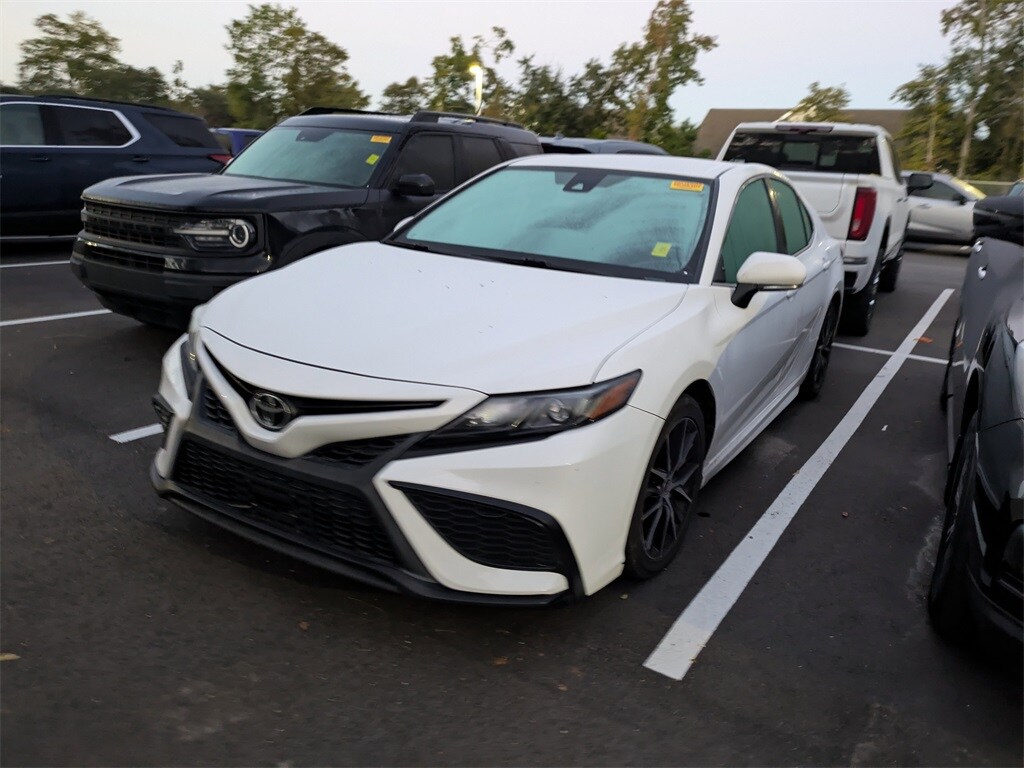 2022 Toyota Camry SE photo 3