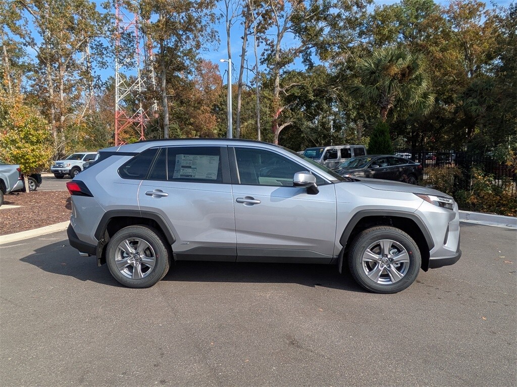 2025 Toyota RAV4 Hybrid XLE photo 2