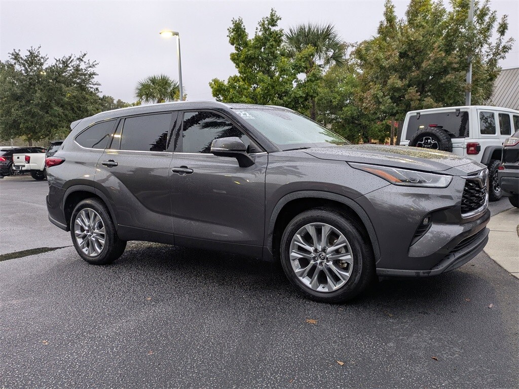 2022 Toyota Highlander Limited photo 2