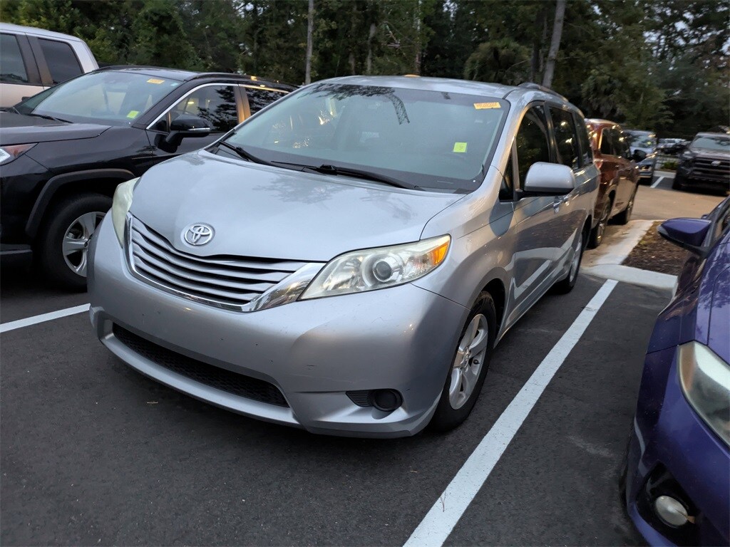 2015 Toyota RAV4 LE photo 3