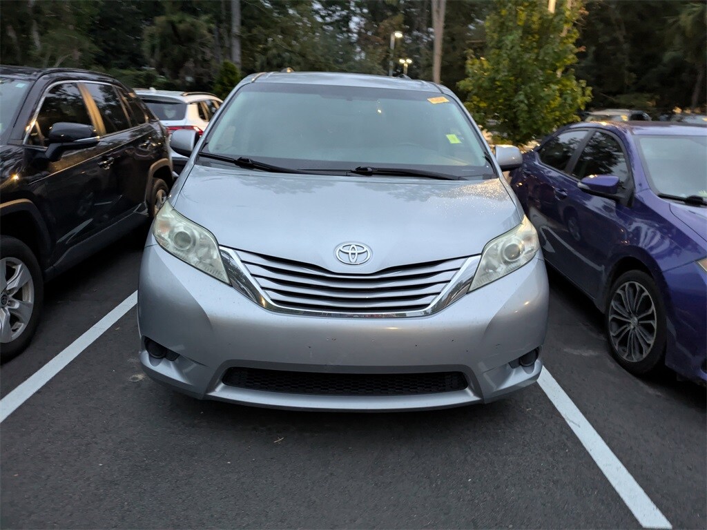 2015 Toyota RAV4 LE photo 2