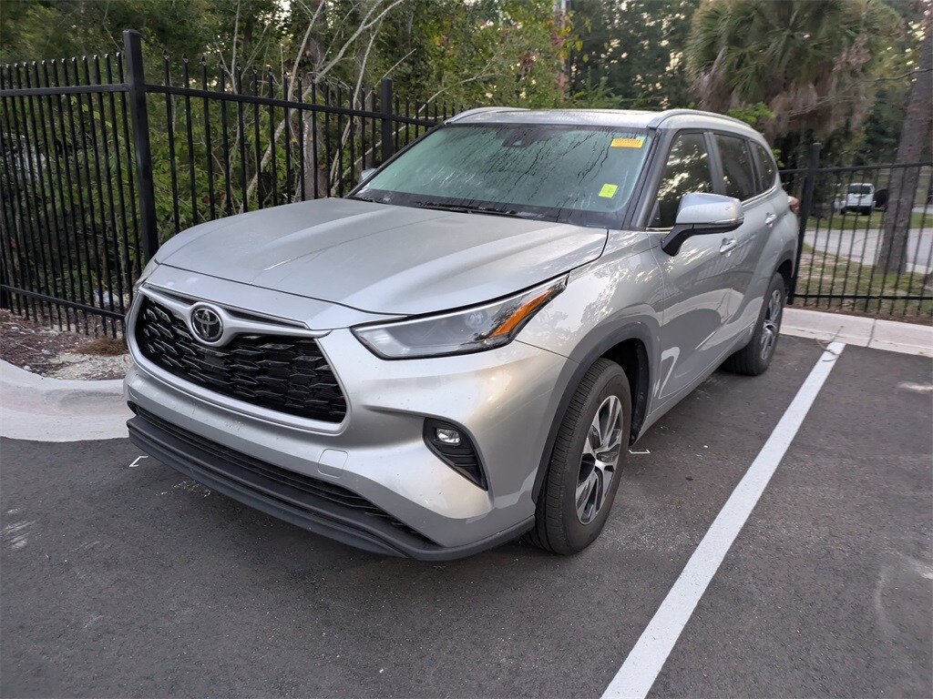 2023 Toyota Highlander L photo 3