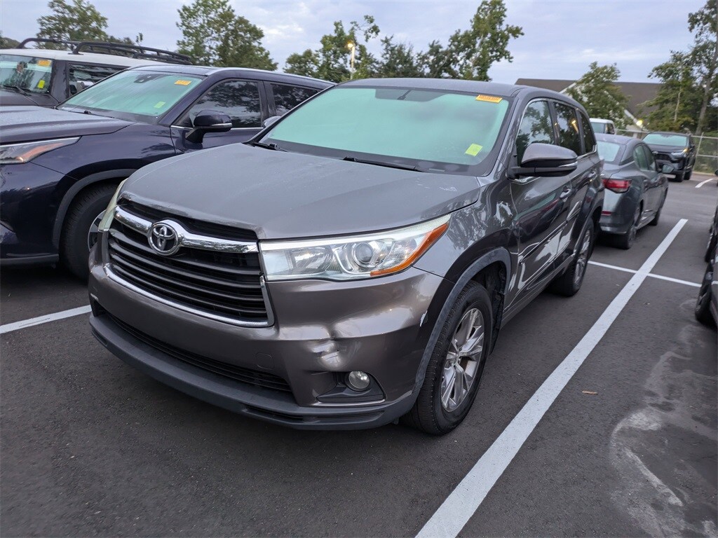 2015 Toyota Highlander LE Plus photo 2