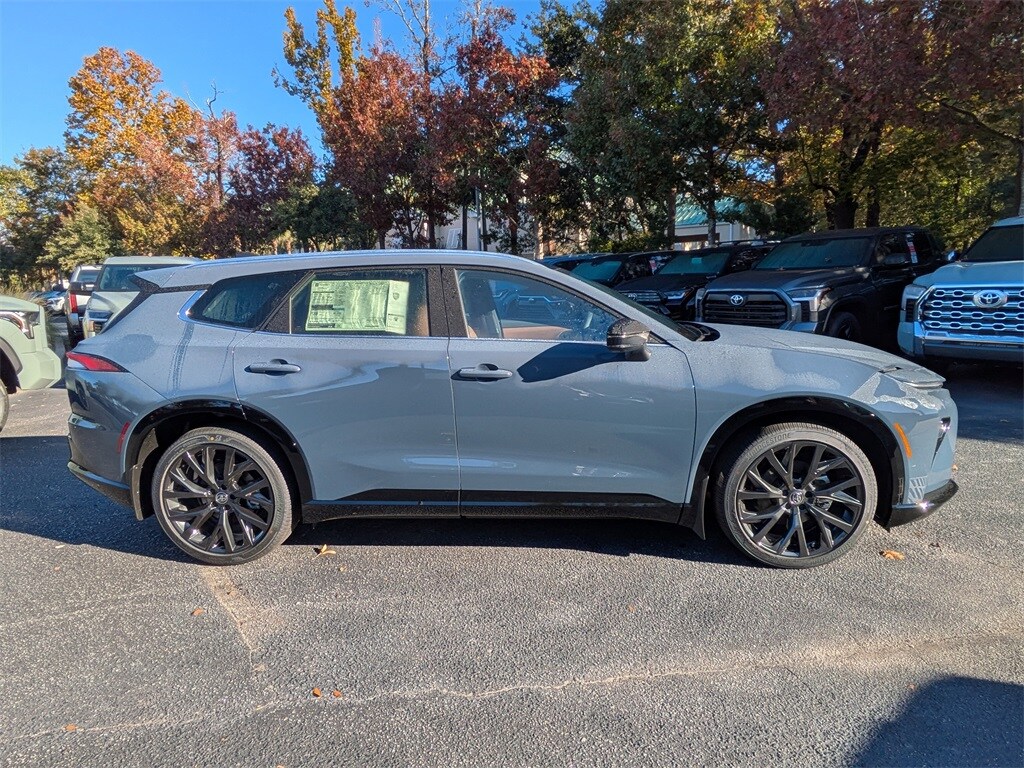 2025 Toyota Crown Signia Limited photo 2