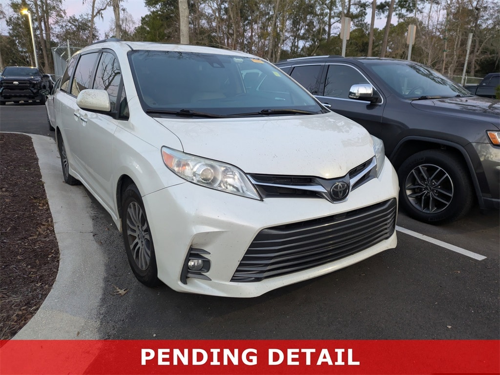 2020 Toyota Sienna XLE's photo