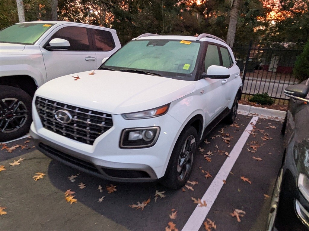 2024 Hyundai Venue SEL photo 2