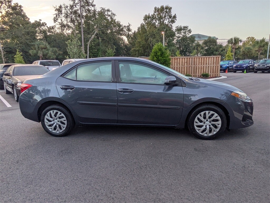 2017 Toyota Corolla LE photo 2