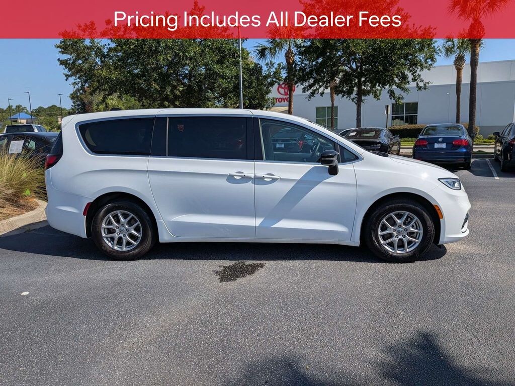 Used 2024 Chrysler Pacifica Touring L Minivan/Van