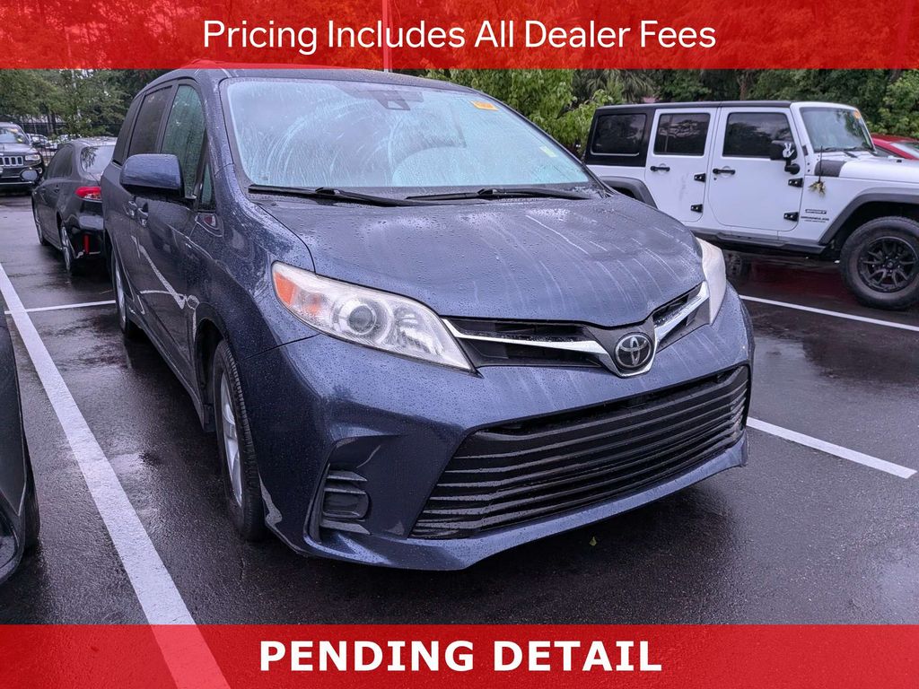 2020 Toyota Sienna LE V6 7-Passenger Access Seat FWD's photo