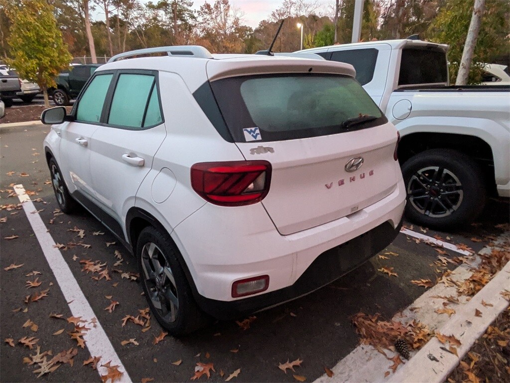 2024 Hyundai Venue SEL photo 3