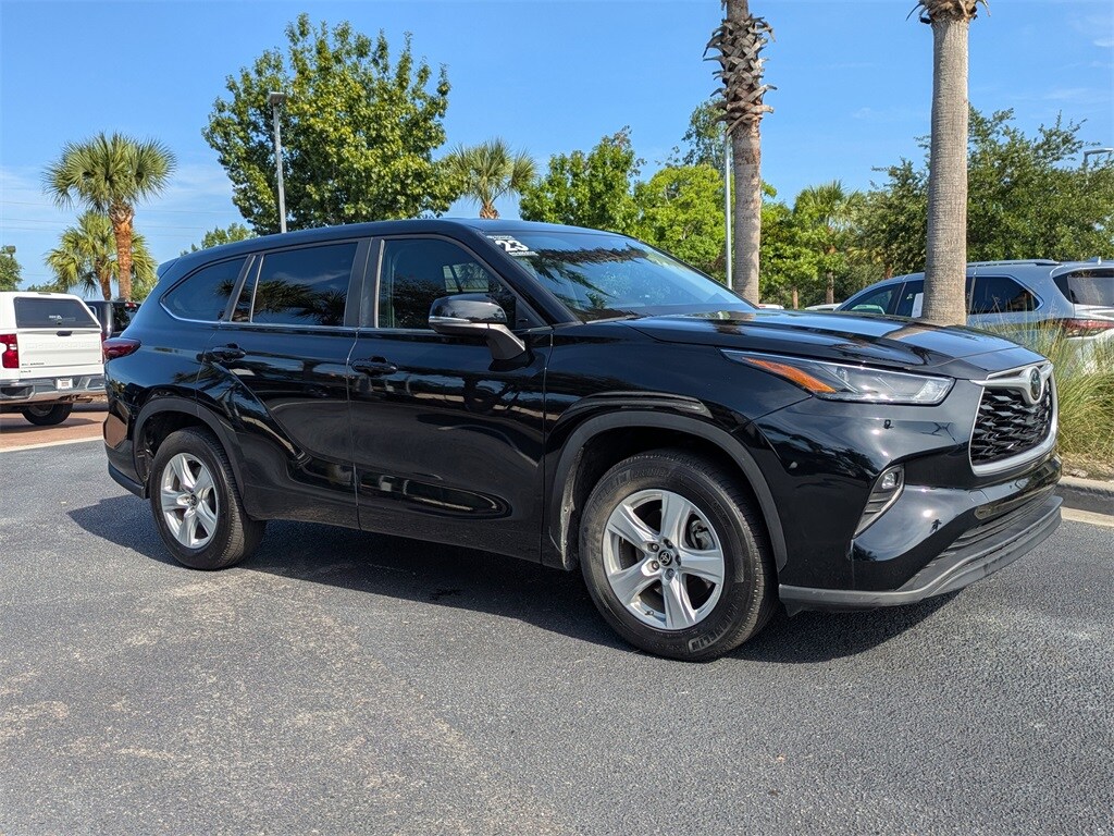 2023 Toyota Highlander LE photo 2