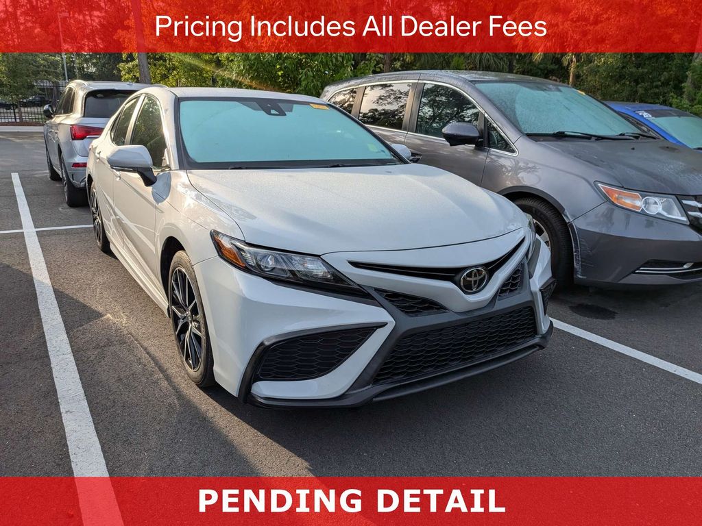 2022 Toyota Camry SE's photo