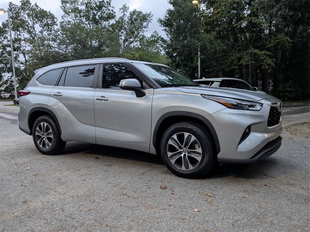 2023 Toyota Highlander XLE photo 2