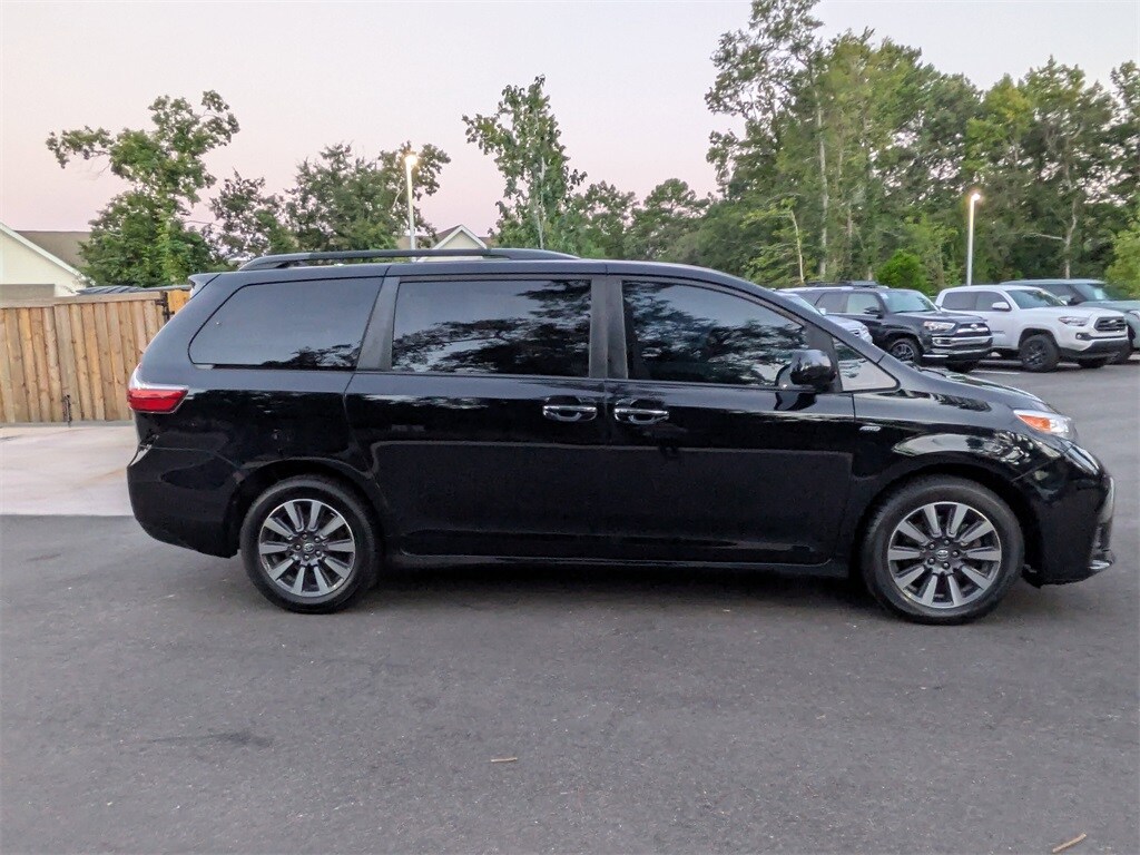 2020 Toyota Sienna XLE photo 3