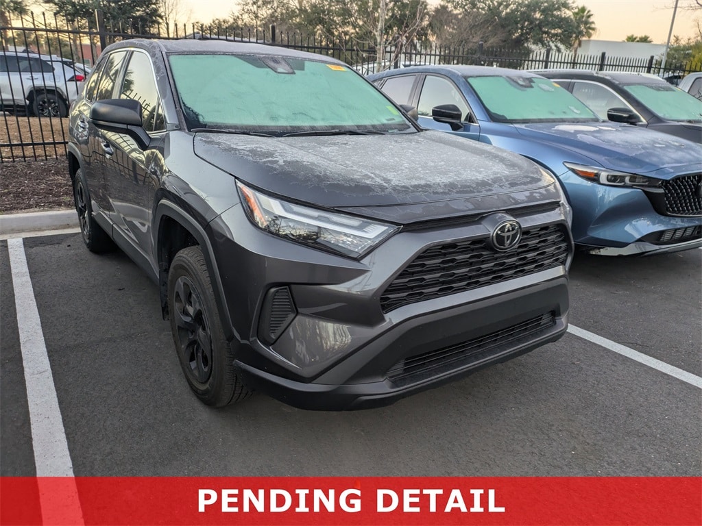 2025 Toyota RAV4 LE's photo