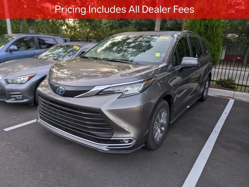 Certified 2023 Toyota Sienna XLE Minivan/Van