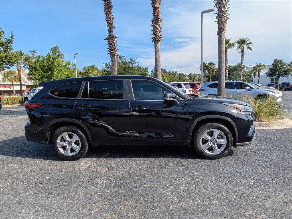 2023 Toyota Highlander LE photo 3