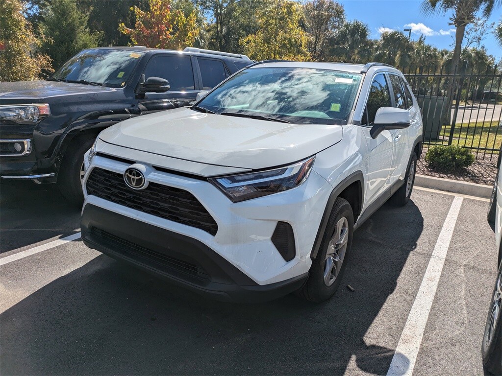 2022 Toyota RAV4 XLE photo 3