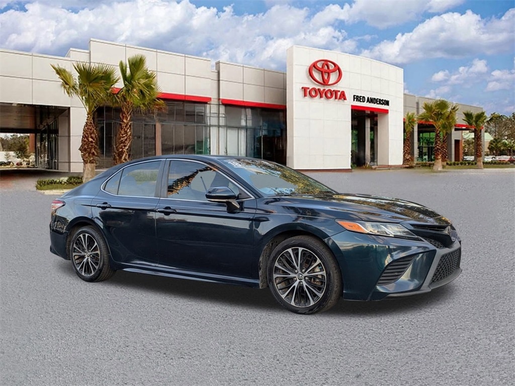 2018 Toyota Camry SE's photo