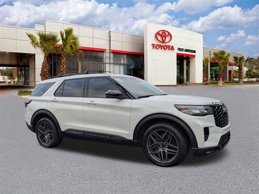 2025 Ford Explorer ST's photo