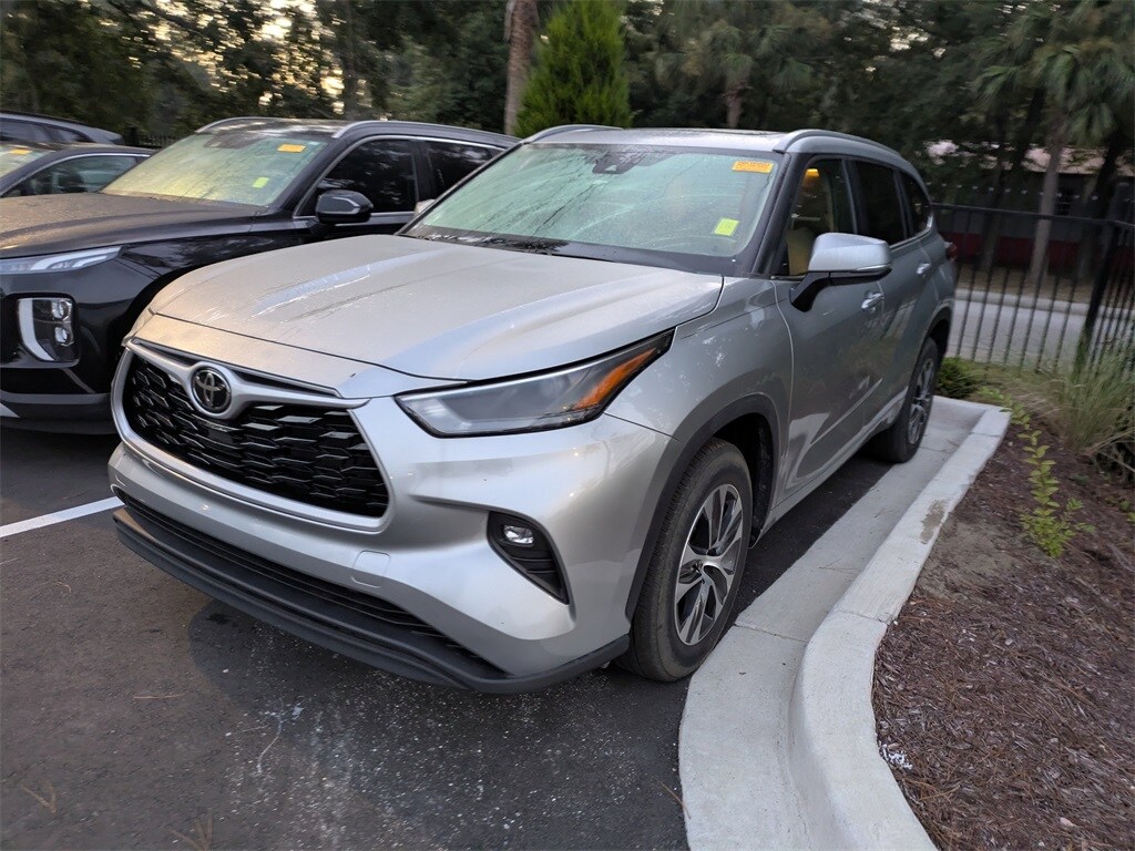 2023 Toyota Highlander XLE photo 3