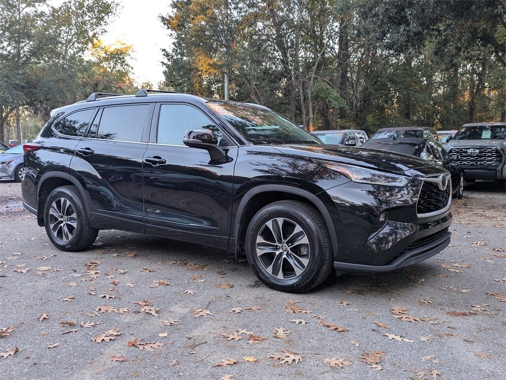 2021 Toyota Highlander XLE photo 2