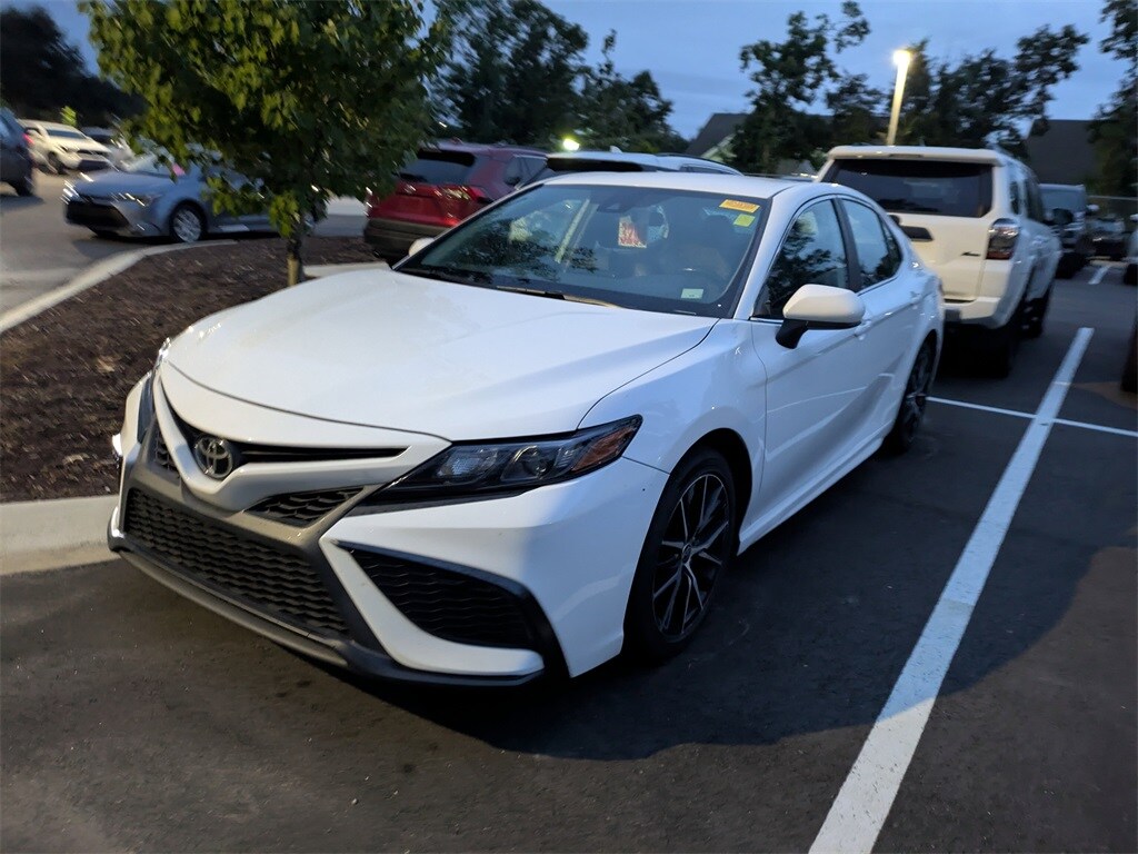 2021 Toyota Camry SE photo 3
