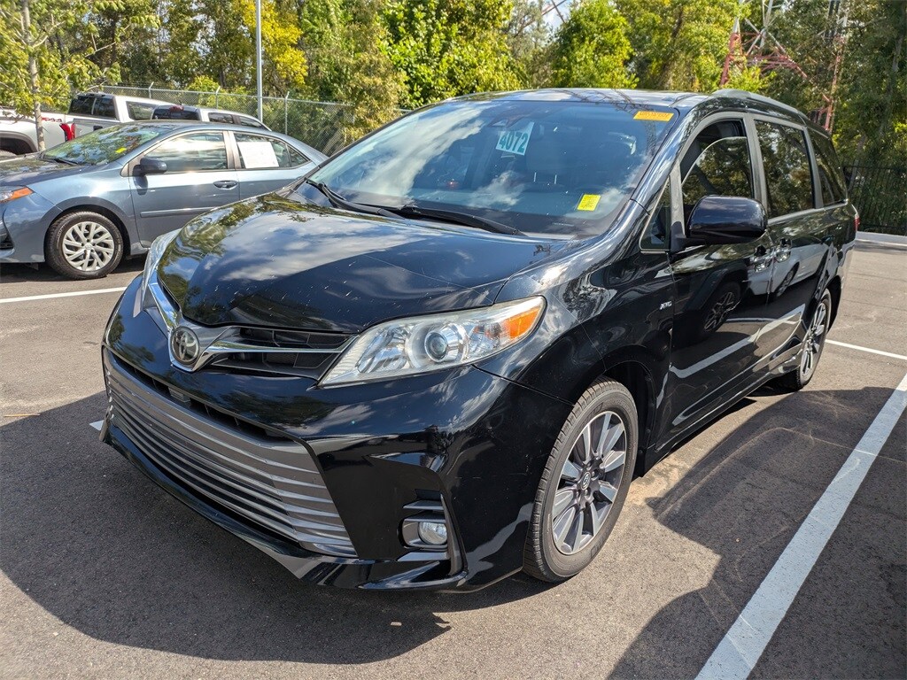 2020 Toyota Sienna XLE photo 3