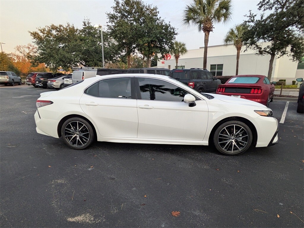 2023 Toyota Camry SE photo 3