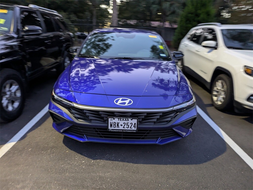 2025 Hyundai Elantra SEL Sport photo 2