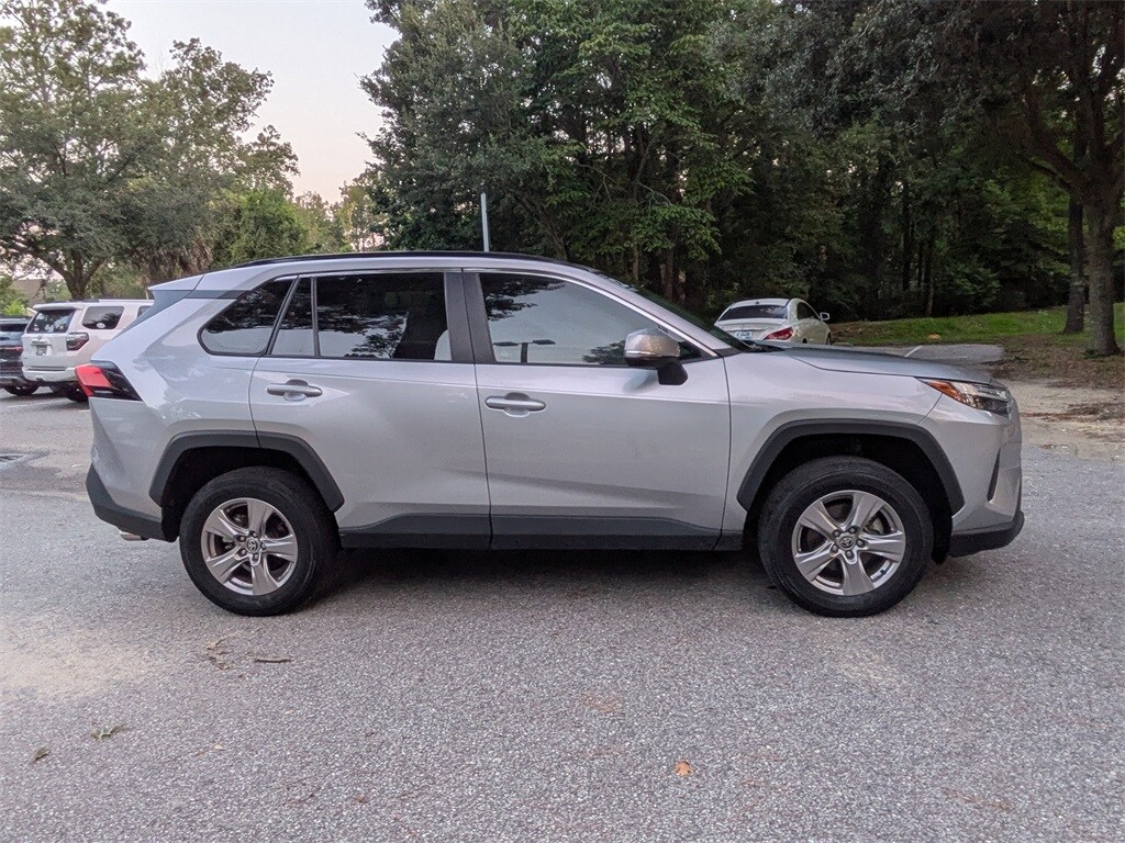 2022 Toyota RAV4 XLE photo 3