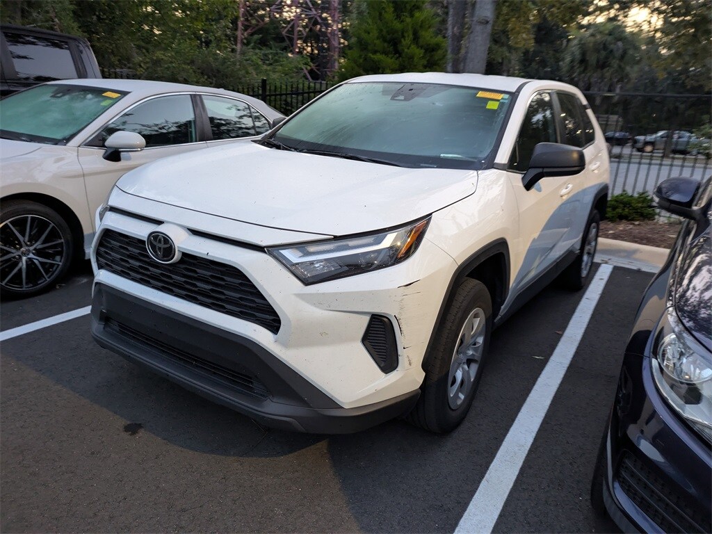 2023 Toyota RAV4 LE photo 3