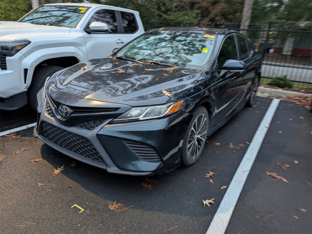 Used 2018 Toyota Camry SE Sedan