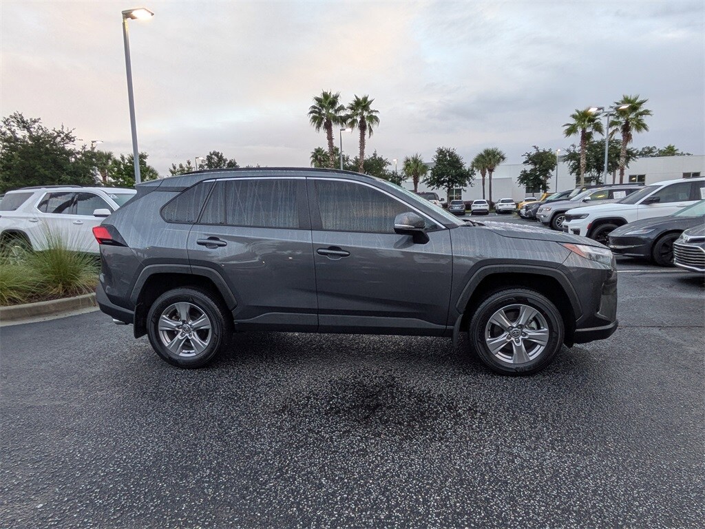2024 Toyota RAV4 XLE photo 3