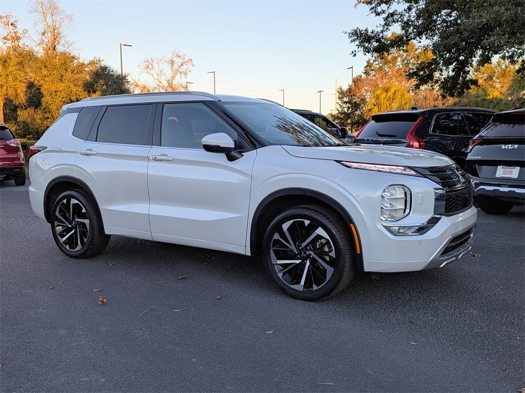 2024 Mitsubishi Outlander SEL's photo