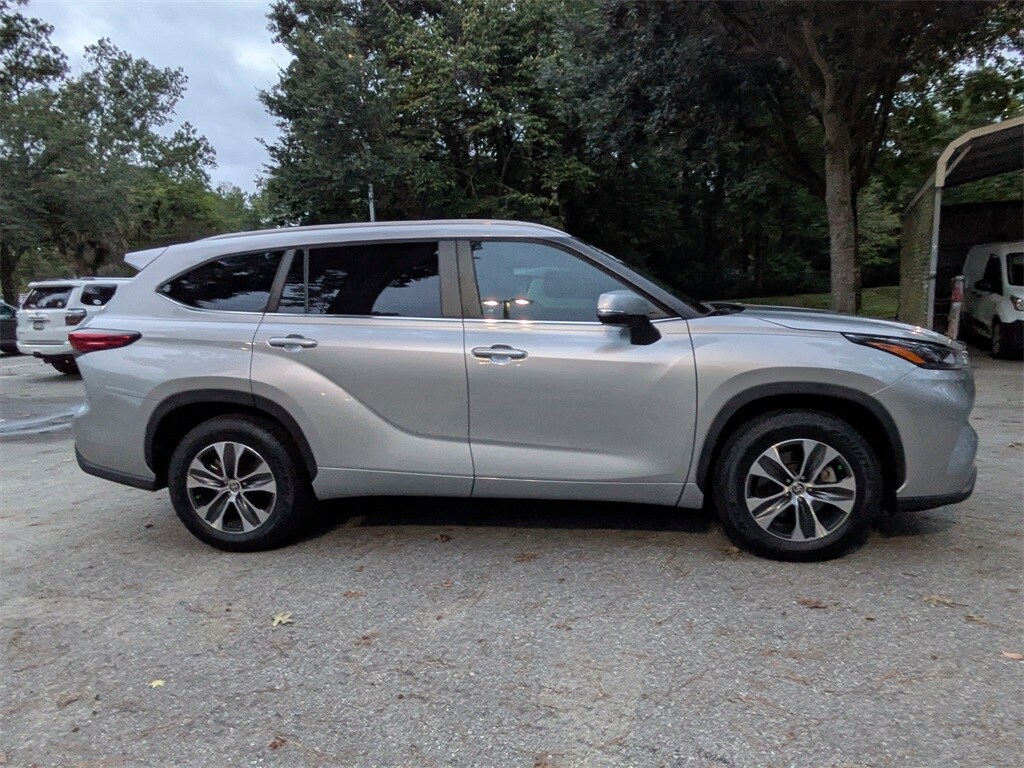 2023 Toyota Highlander XLE photo 3