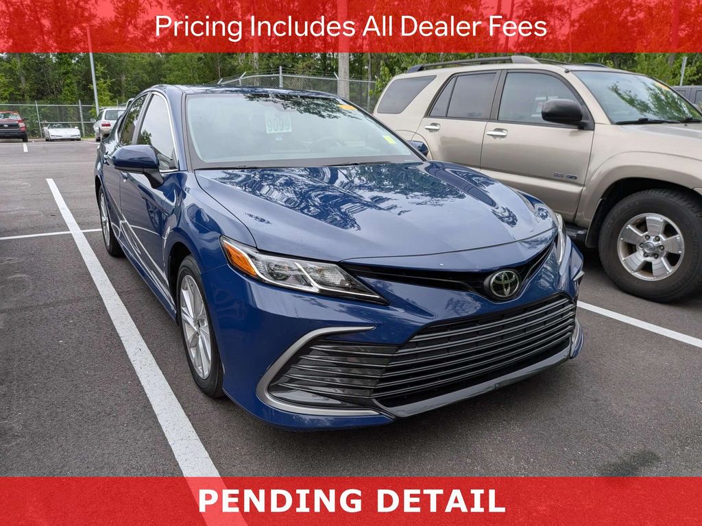 2024 Toyota Camry LE's photo