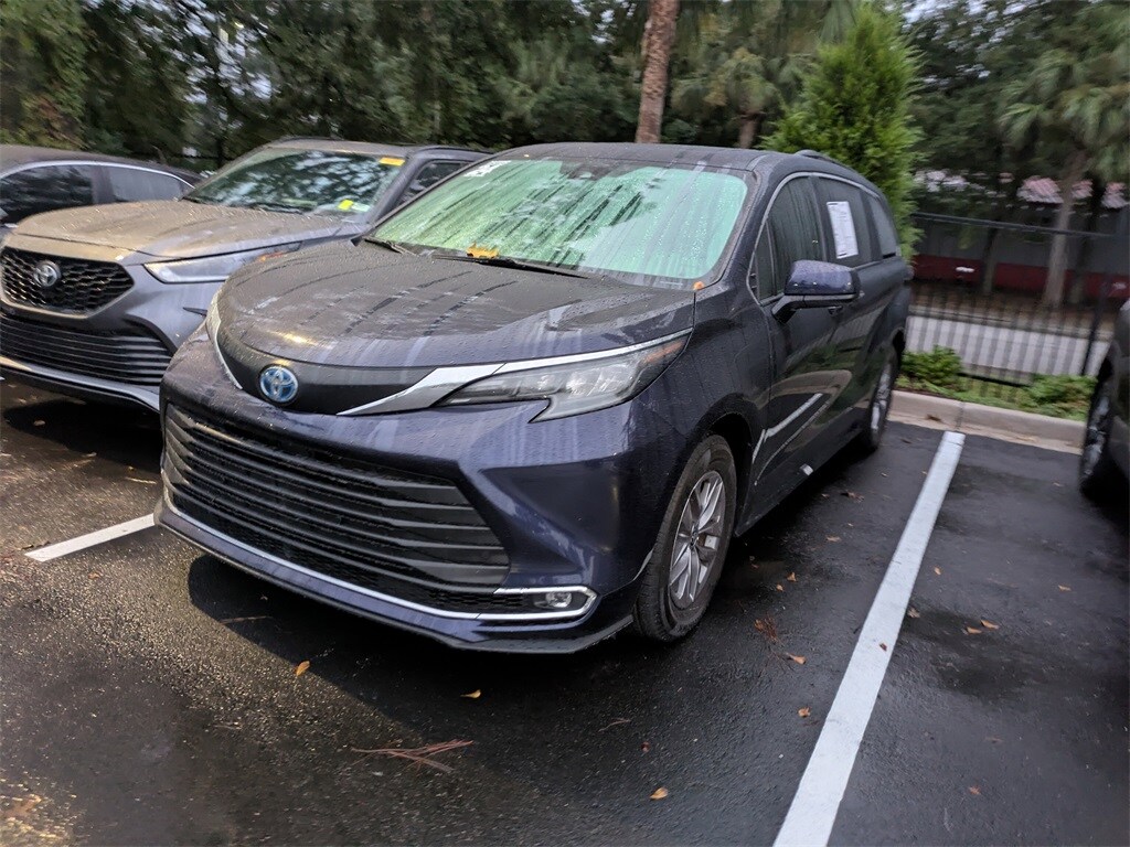 2024 Toyota Sienna XLE photo 2