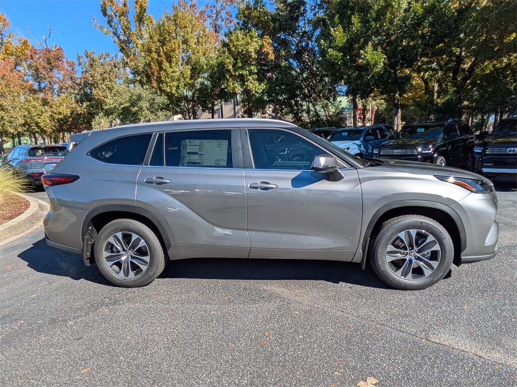 2026 Toyota Highlander XLE photo 2