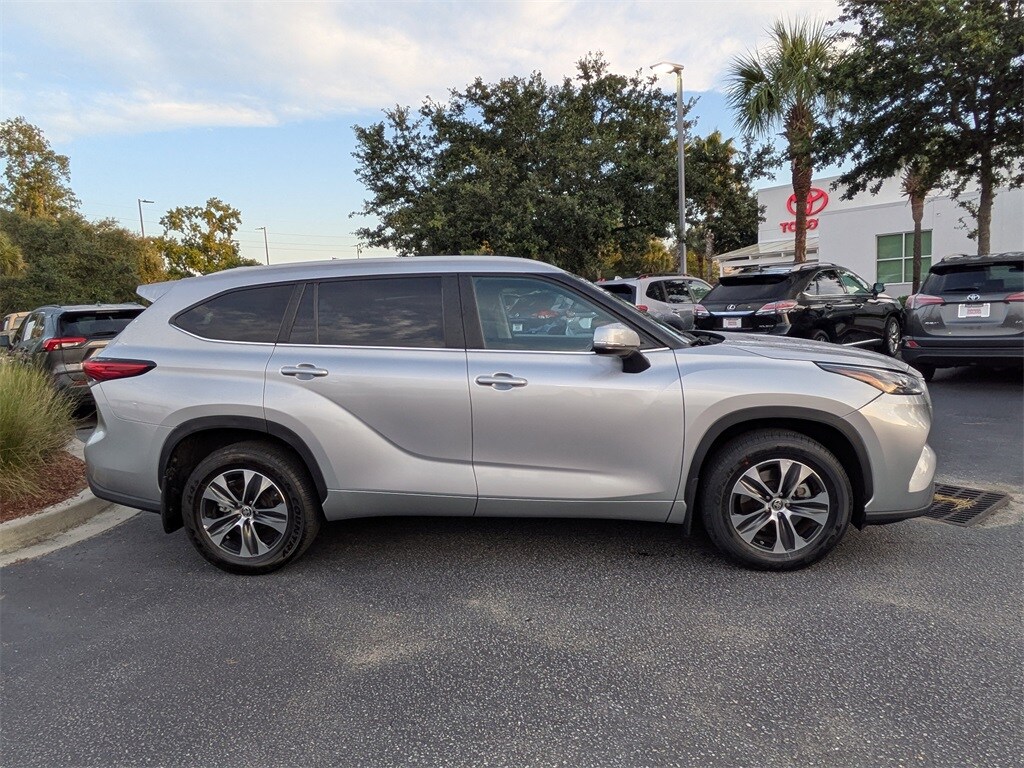 2023 Toyota Highlander XLE photo 2