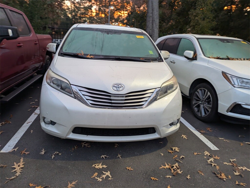 2015 Toyota Sienna Limited Premium photo 2